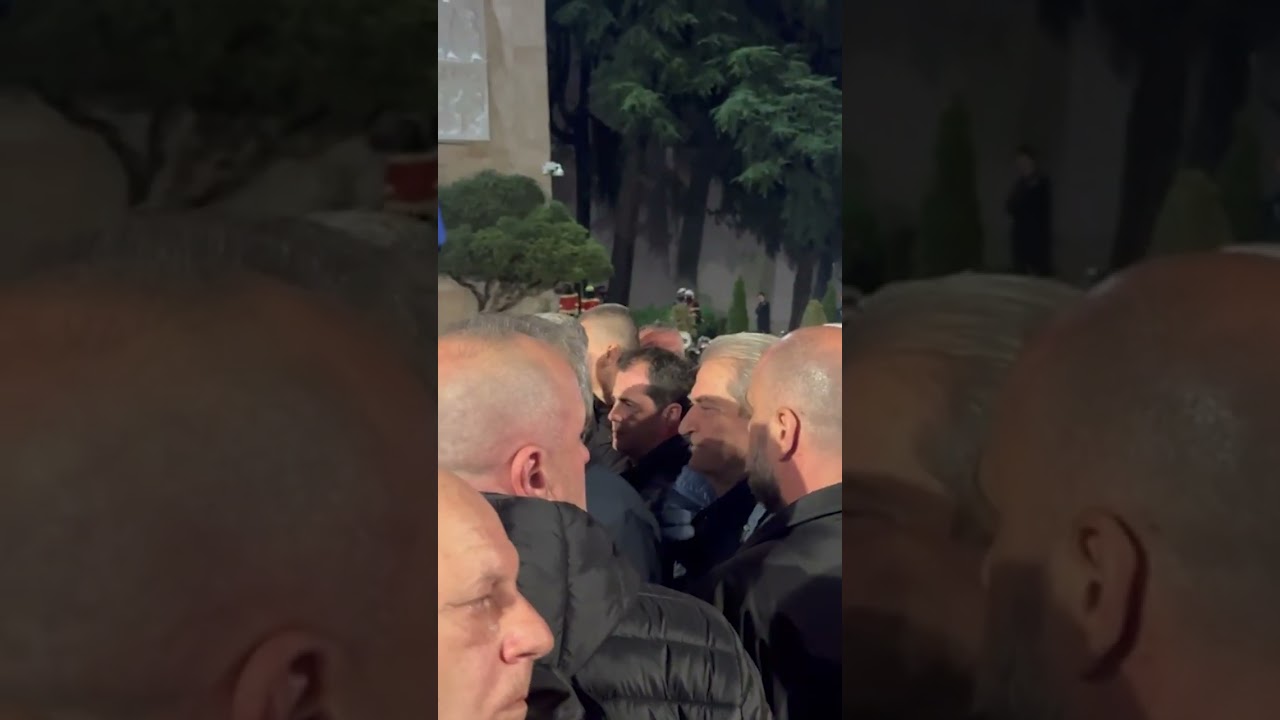 Protest&euml; pa fjalime! Sali Berisha mb&euml;rrin p&euml;rpara Kryeministris&euml; - Vizion Plus