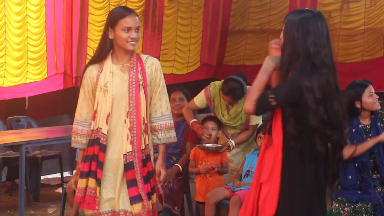 বিয়ে বাড়ির দুই বোনের উরাধুরা নাচ 🎉🎉