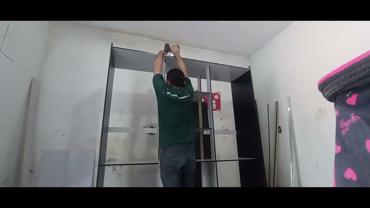 Como montar guarda roupa com três portas de correr e duas gavetas(vídeo mais completo do YouTube)