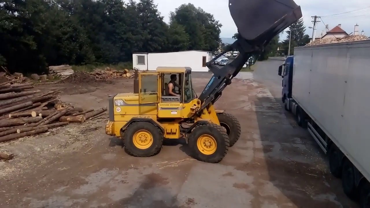 Volvo L50 Loading Wood Chips with 5 cubic bucket