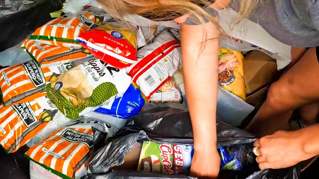 WOW WHAT An EPIC SCORE Of  FREE FOOD And More DUMPSTER DIVING