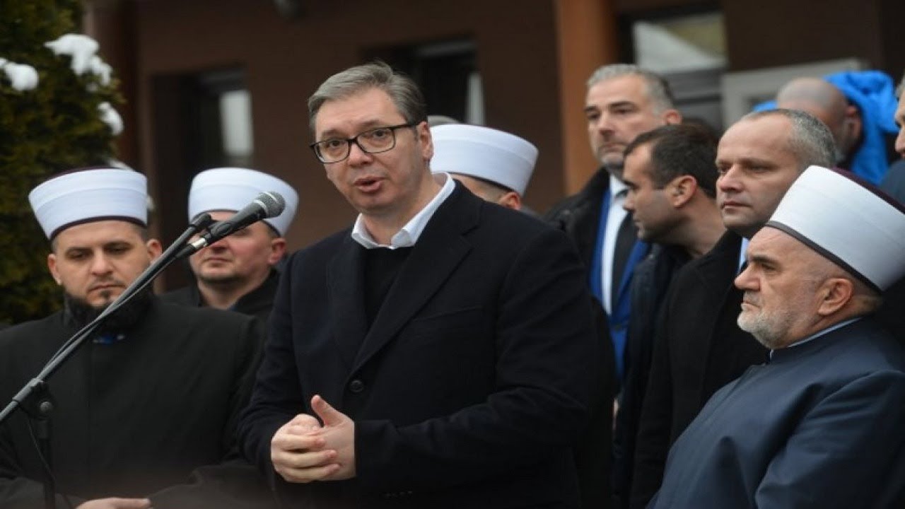 Vučić u Priboju smirivao uplašene Bošnjake: Ko ugrozi nečiju džamiju, imat će posla sa državom!