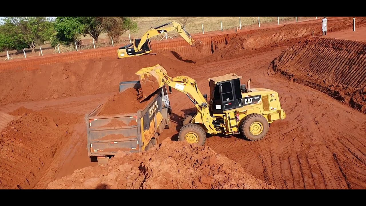 Pá Carregadeira CAT 938H e Escavadeira CAT 320D2 Fzabdo Carregamento Bacia (Usina Solar).