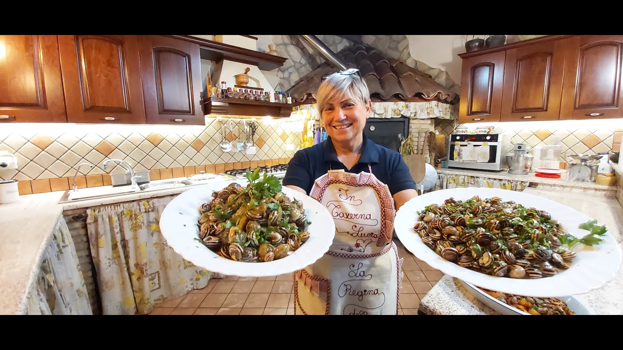 Lumache vavaluci escargots, in umido al sugo e patate, con l'aglio olio e peperoncino e in agrodolce