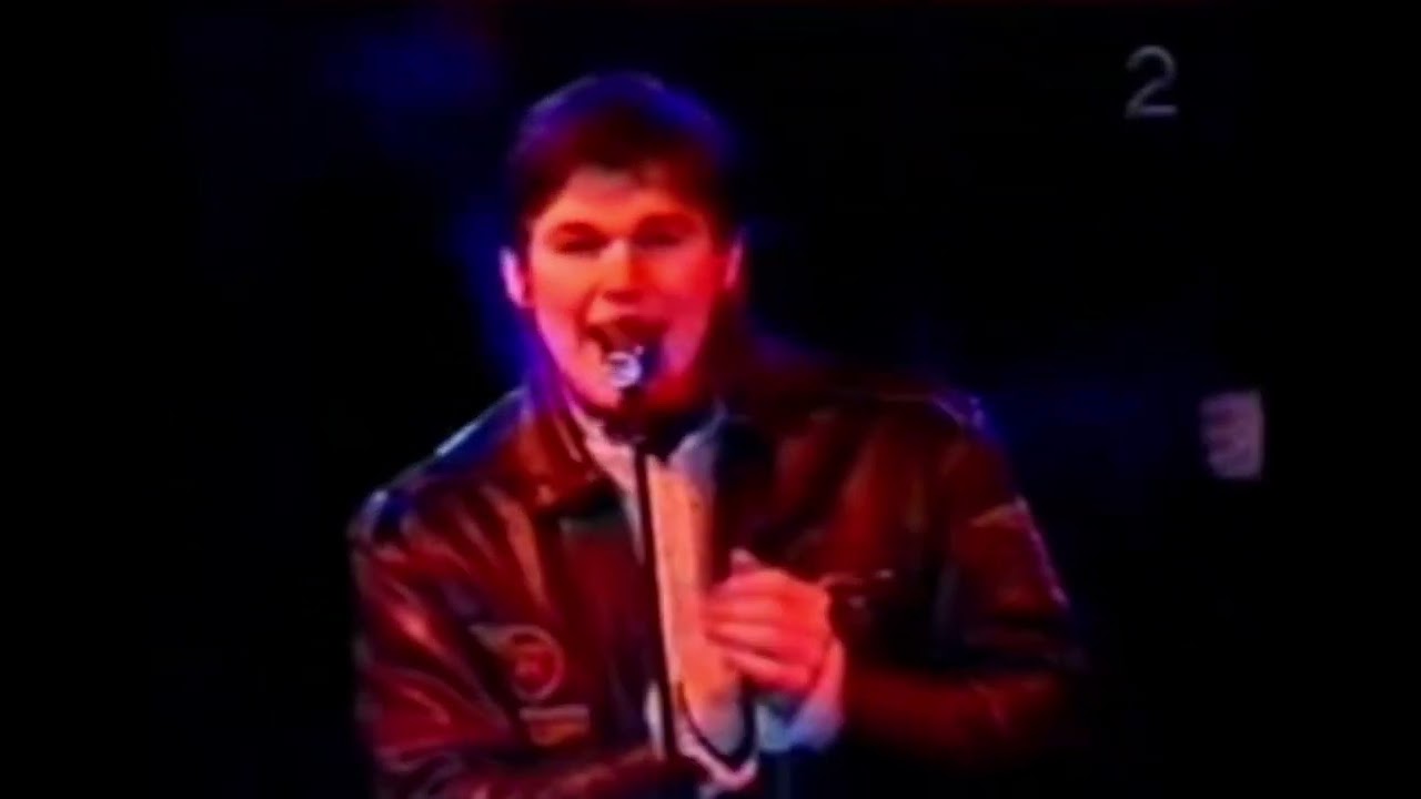 MORTEN HARKET PERFORMING SPANISH STEPS LIVE IN OSLO NORWAY FOR HARKET'S JULEKORT