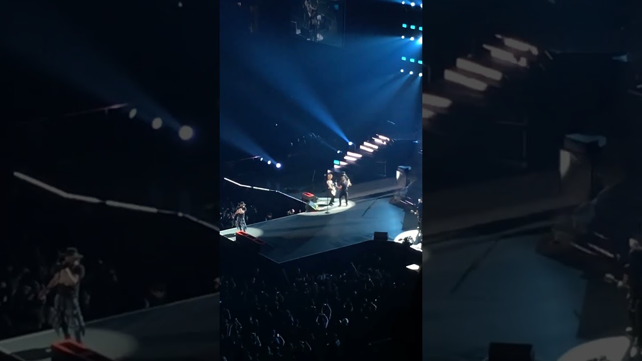 Guns N’ Roses - Paradise City (feat Dave Grohl) - Nov 14, 2017 Tulsa, OK