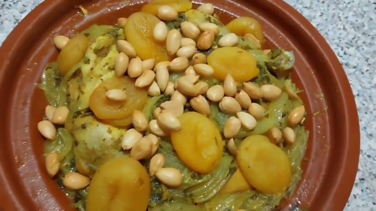 طاجين ب الدجاج مخضر ب بالبصل و المشاش مجفف كيجي اكتر من رائع و خاتر كيحمر ليك لوجه👌🏻😋👌🏻😋👌🏻