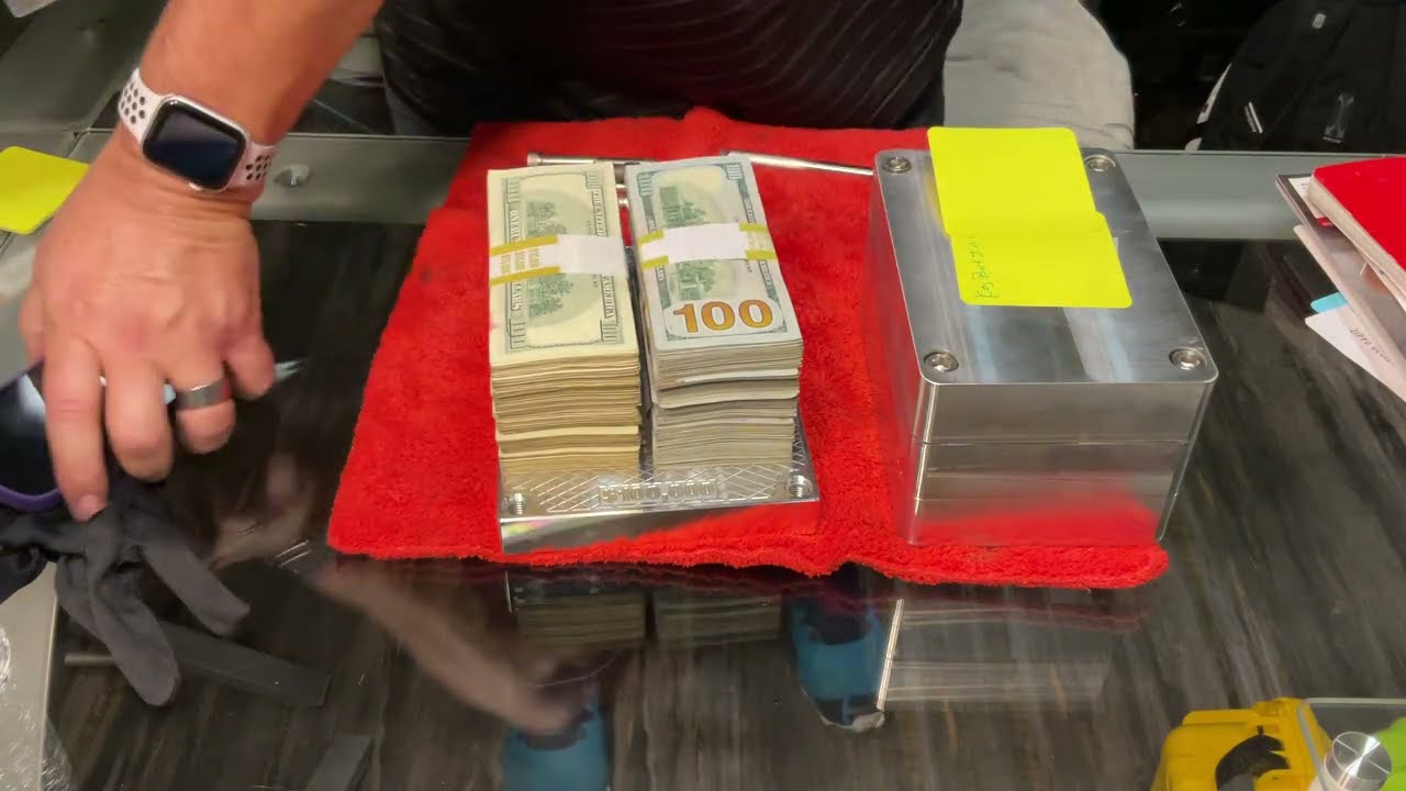 Спрячьте здесь свои деньги. Мы запихнули 100 000 долларов наличными в алюминиевый сейф, который м...