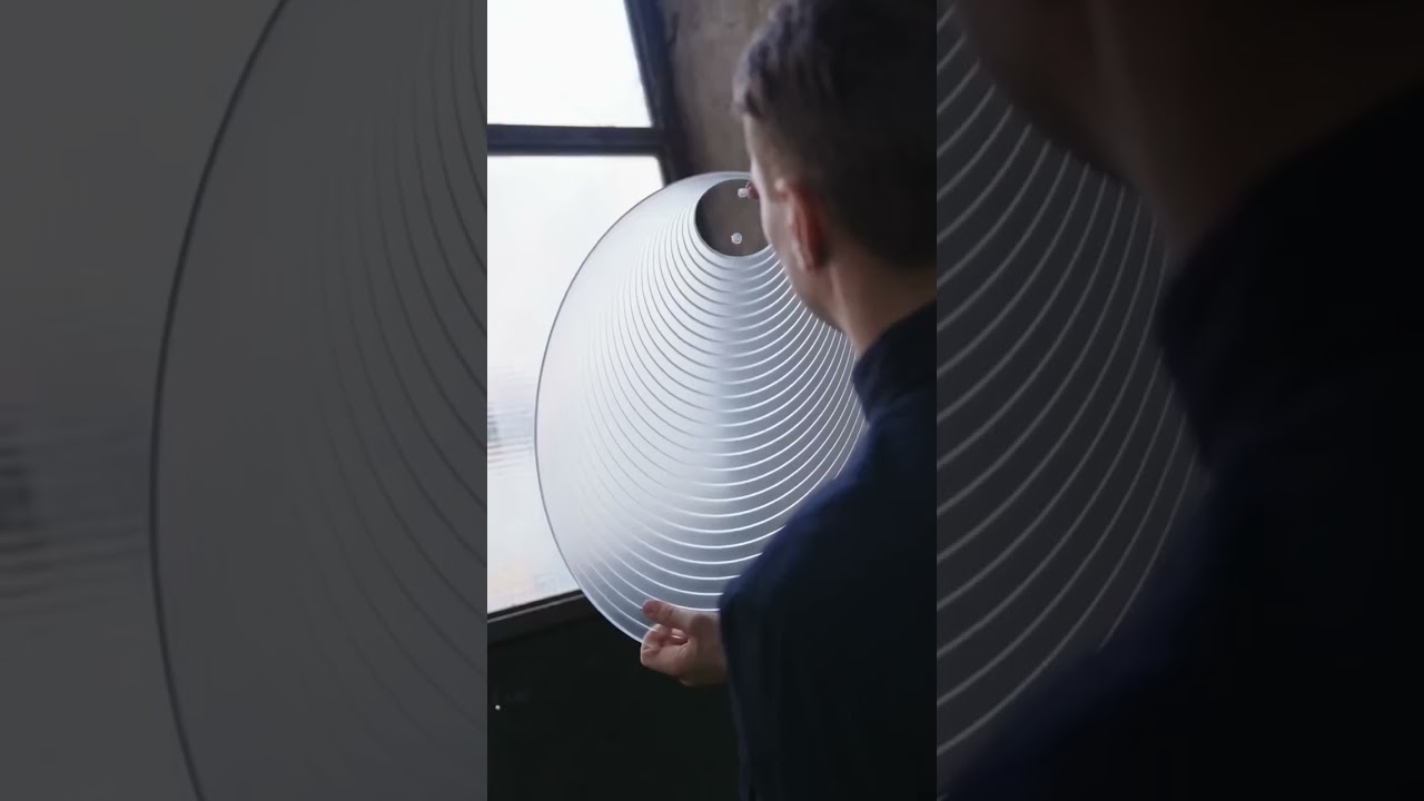 Ama ilumina los espacios con una elegancia incomparable, evocando la belleza de lo inexplorado.