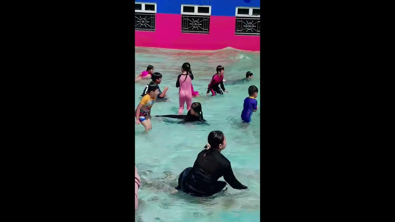 Keseruan berenang sama teman" di @ryzzyazzahrawaterpark