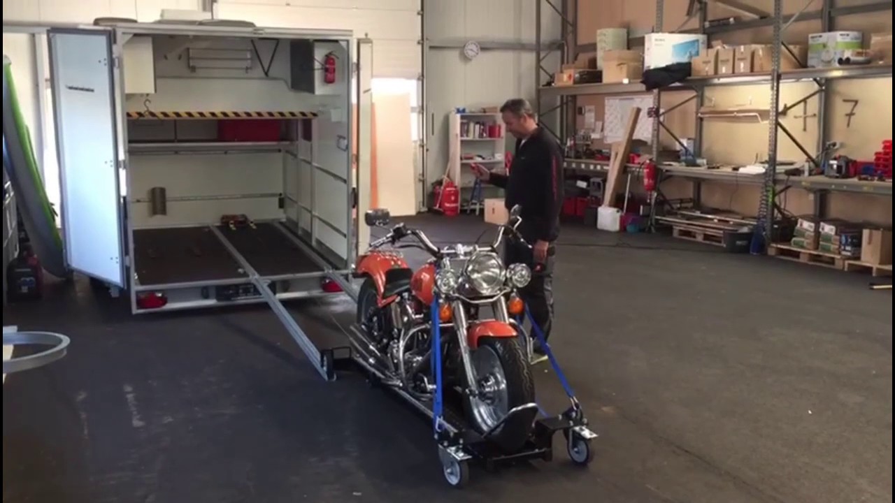 Sportcaravan met garage heeft een unieke bike load help.