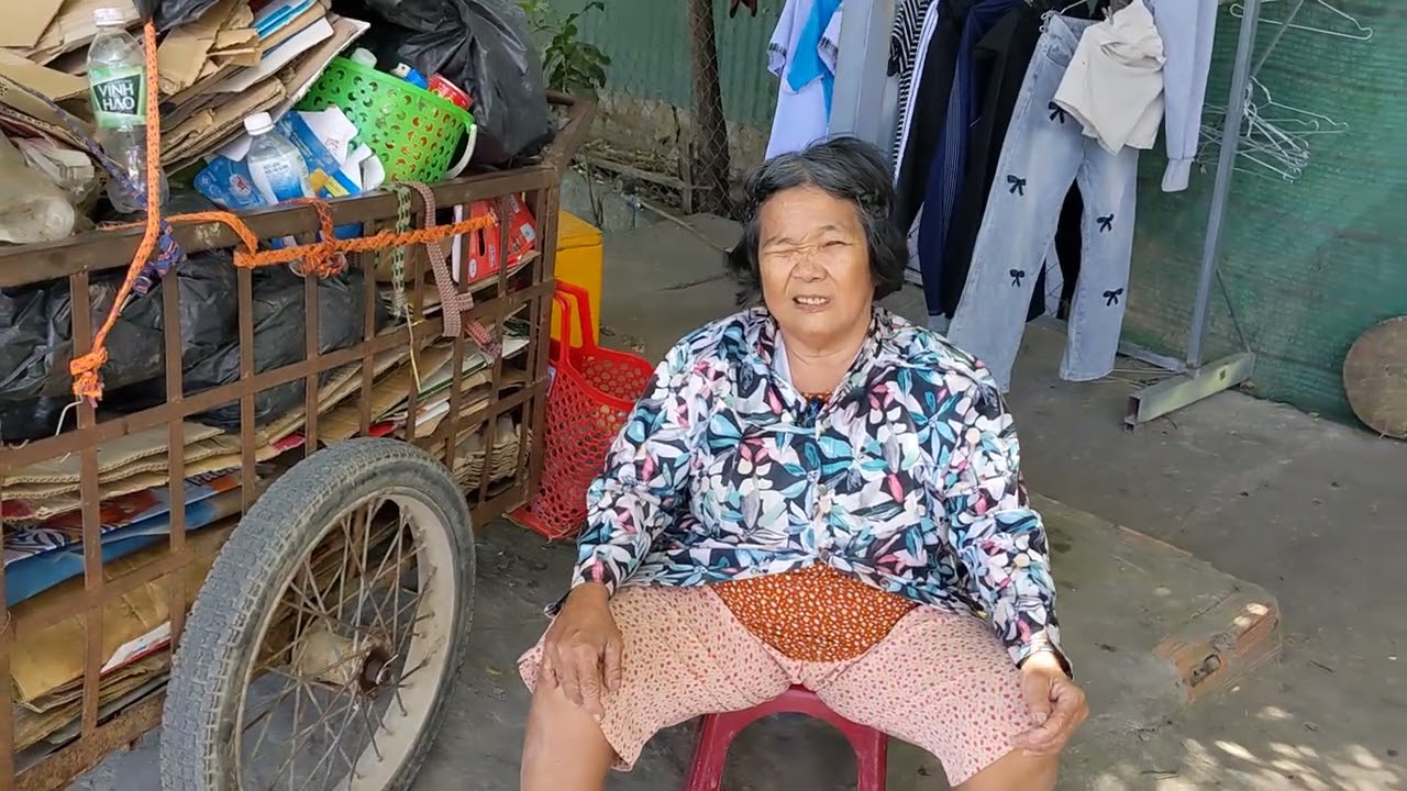 Cô tuyết 69 tuổi bị bệnh rung giật hằng ngày vẫn đi nhặt ve chai kiếm sống 