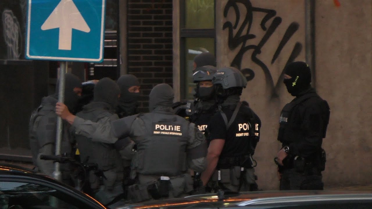 [DSI-INZET in Amsterdam Arrestatieteam] Dienst Speciale Interventies voor inzet van verward persoon