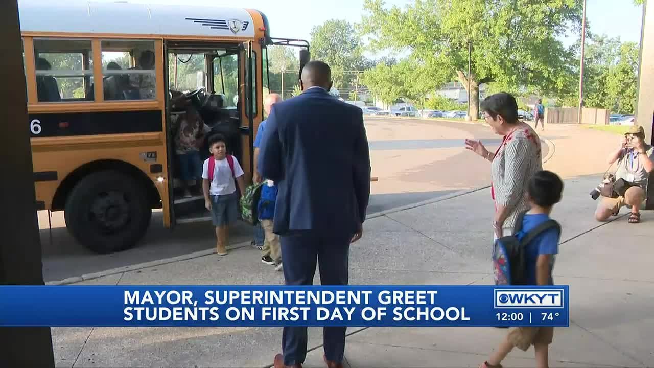 WATCH | Mayor, superintendent greet FCPS elementary school students on first day of school