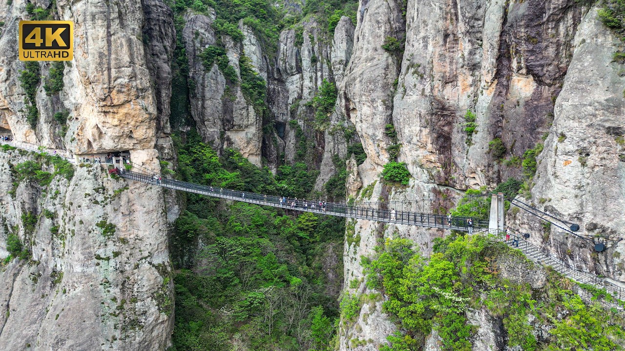 Walking Along China&rsquo;s Sky Corridor: A Hidden Caf&eacute; on a Steep Cliff !