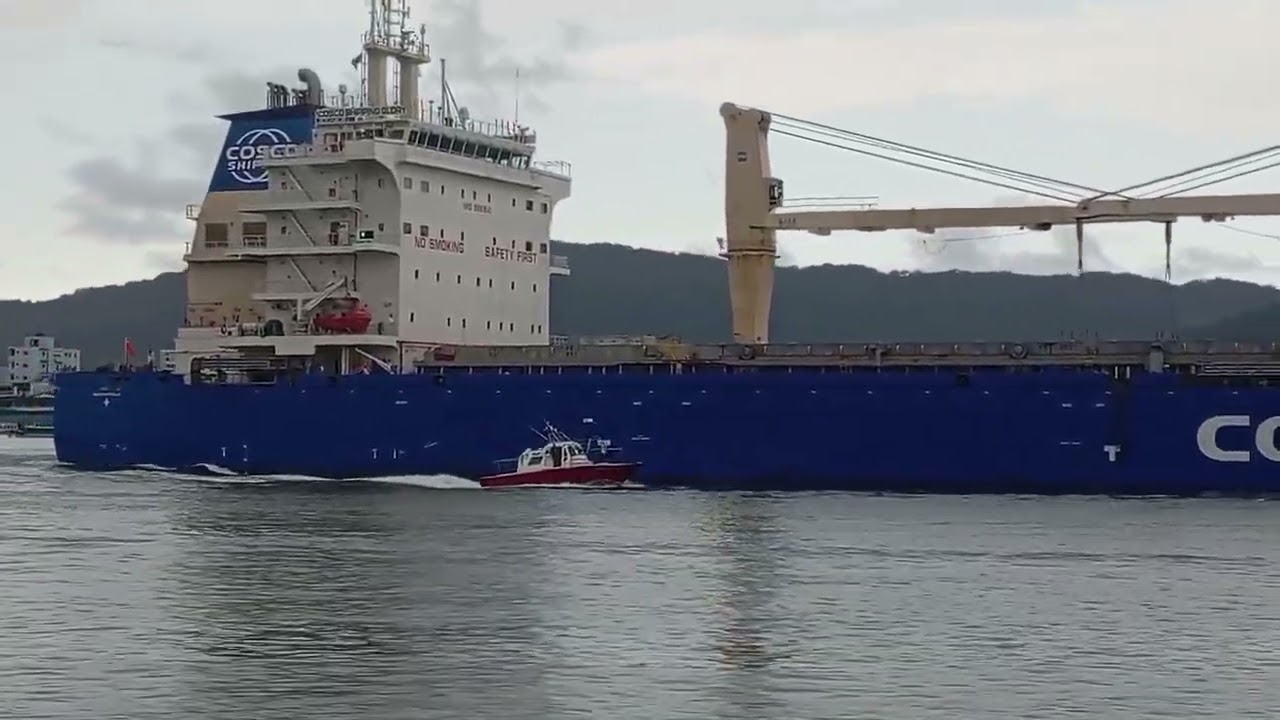 Um belo graneleiro Azul saindo do porto de Santos