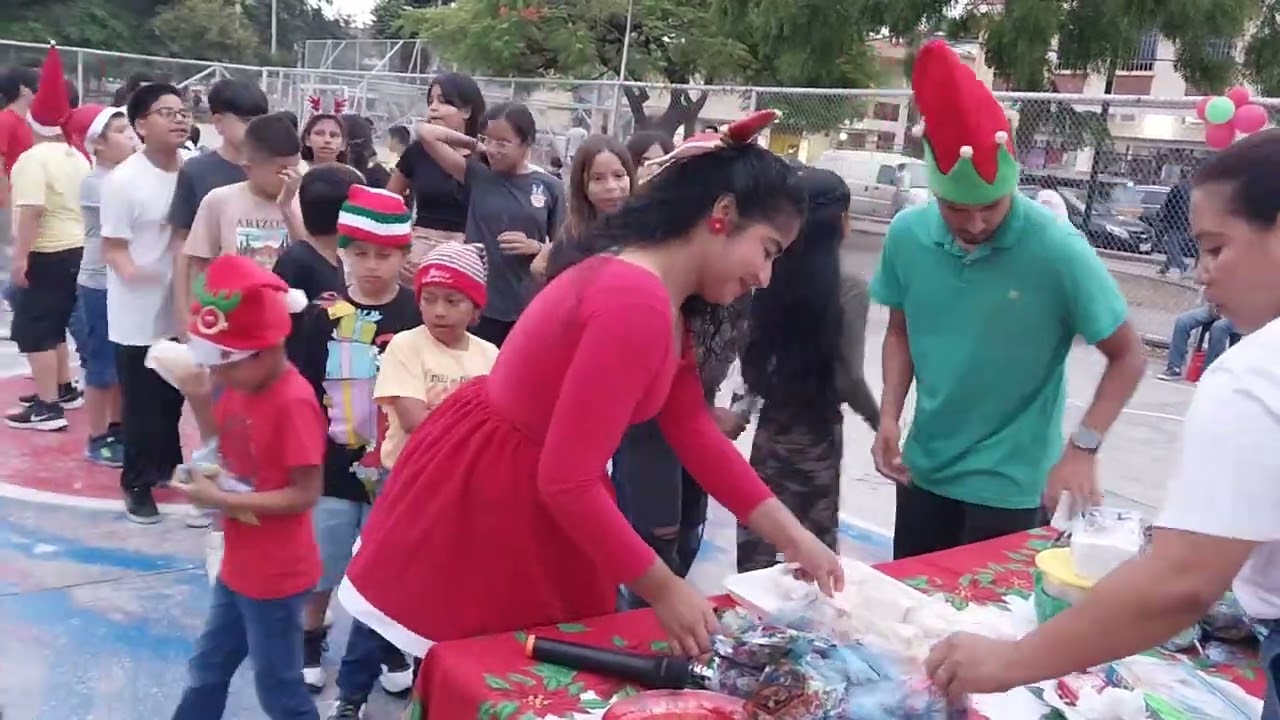 Entrega de regalos y sorpresas  a los niños y niñas.