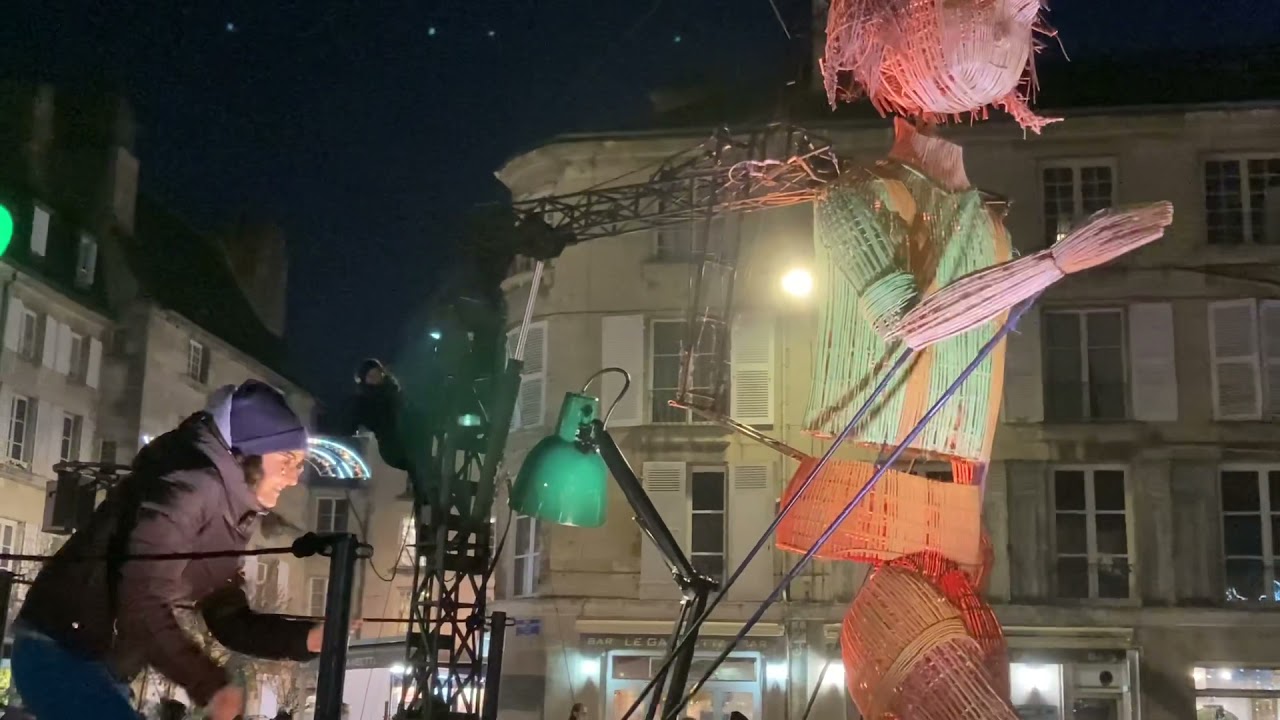 VIDÉO. Poitiers a dansé avec une marionnette de 6,50 m