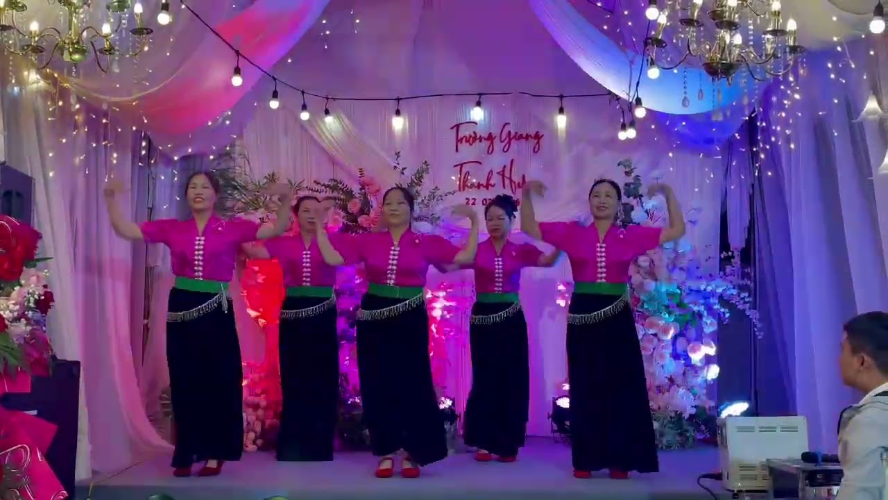 Múa tiếng khèn mùa ban nở clbdv ban đêm mừng hạnh phúc hai cháu