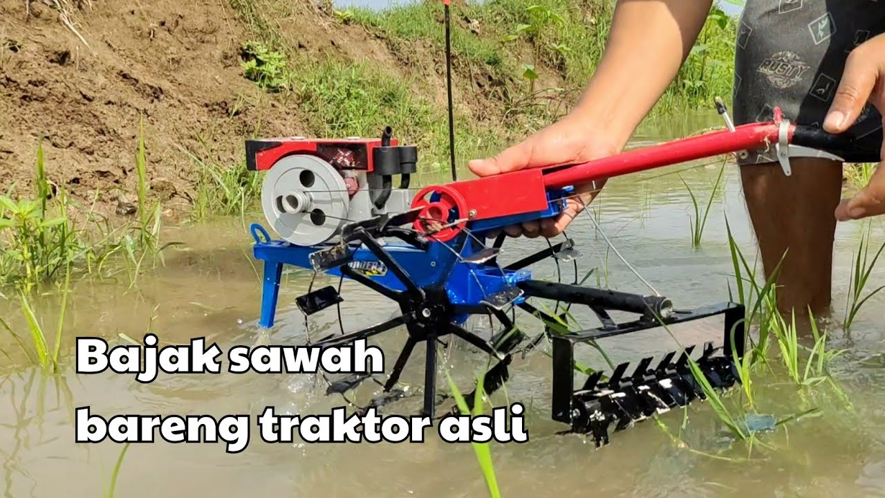 Traktor sawah kecil dan traktor besar membajak lahan bersama sama