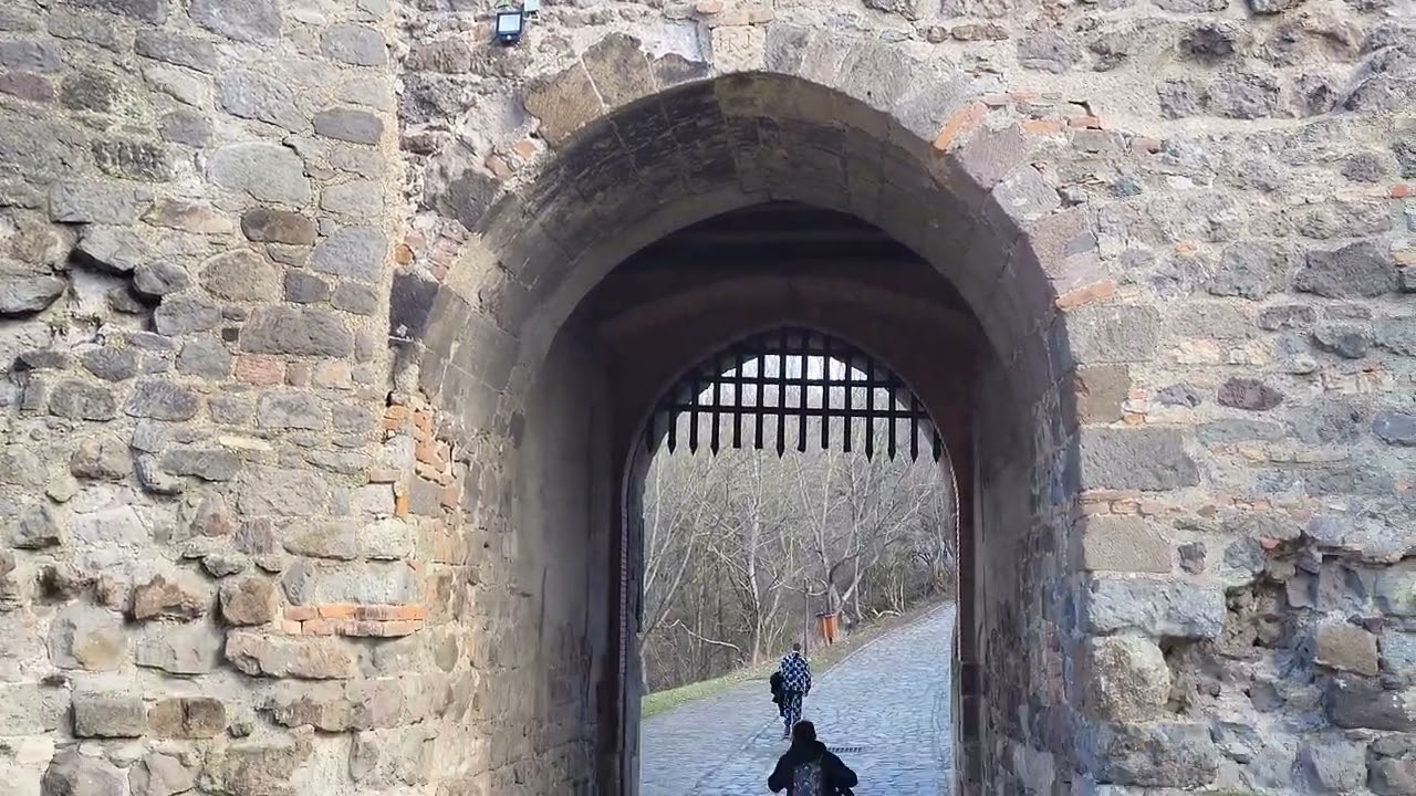 ZWIEDZAMY WYSZEHRAD, PIĘKNY ZAMEK, MIASTO ORAZ WIDOCZEK NA BEZKRES DOLIN.