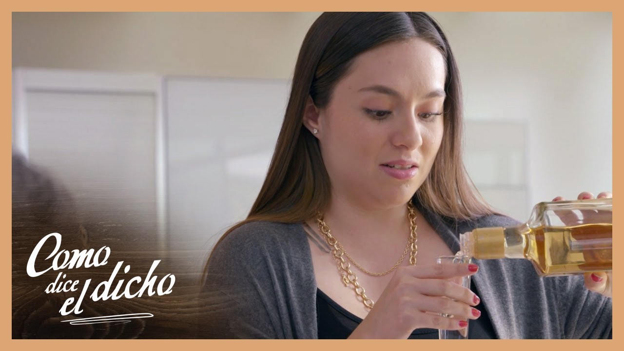 Valentina comienza a beber y se emborracha con su padre | Como dice el dicho 2/5 | Lo que se promete