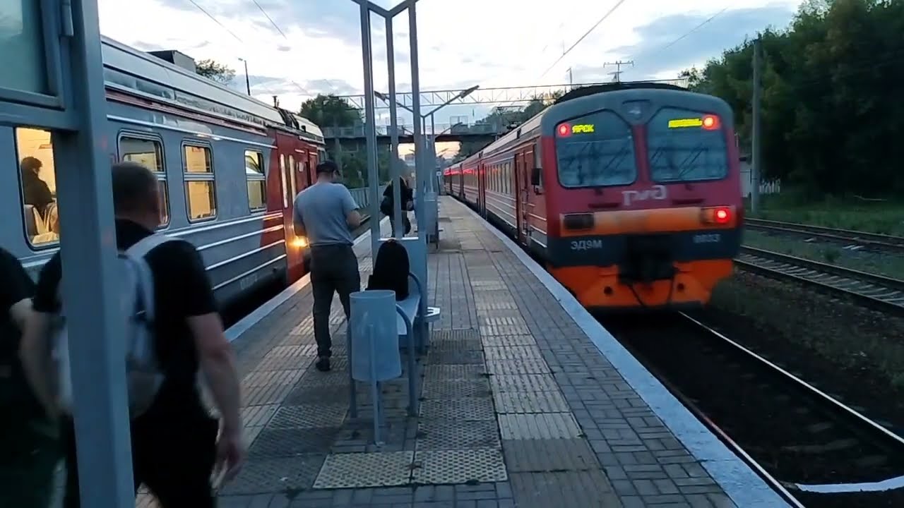 Скрещение электропоездов ЭД9М-0033 и ЭД9Э-0040 на станции Ометьево
