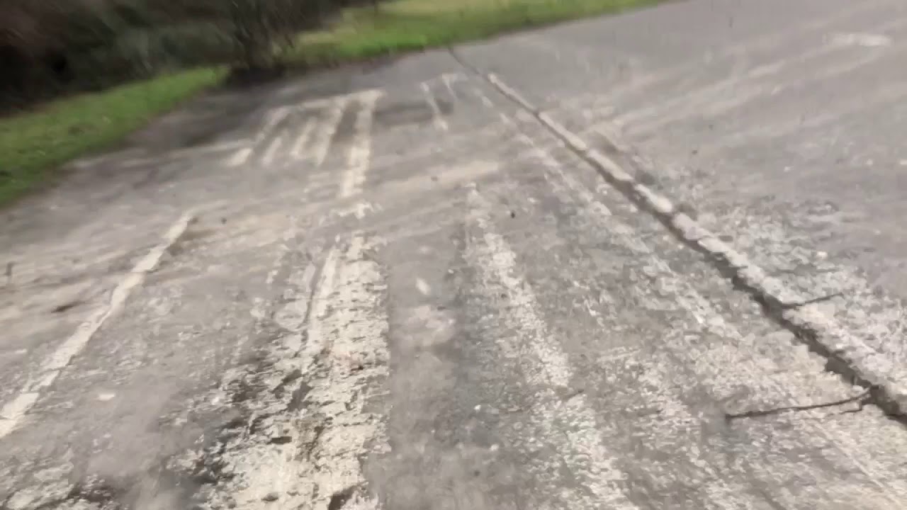 Mit dem Fahrrad &uuml;ber die Landebahn des Bonameser Flugplatzes