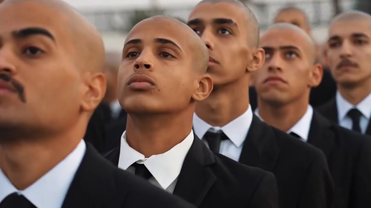 كلية الشرطة تباشر إجراءات الكفالة وتسليم القيافة العسكرية للطلبة المقبولين في الدورة 72