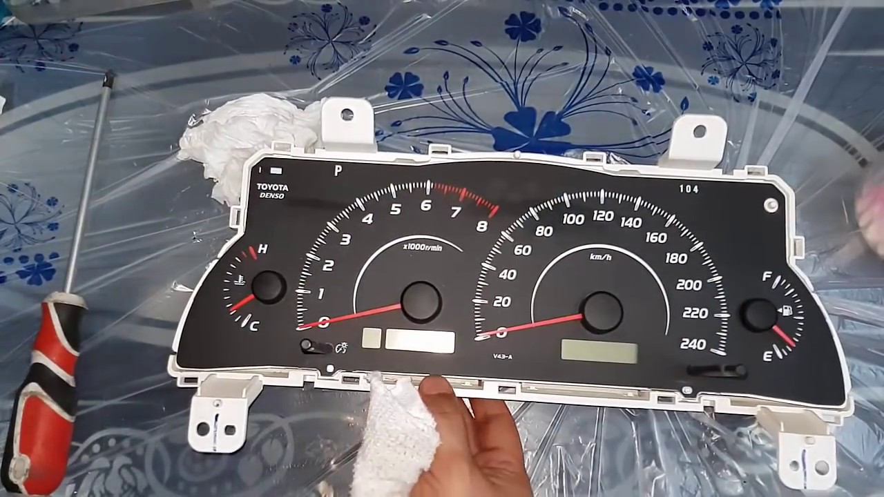 طريقة فك عداد طبلون سيارتك وتنظيف الاتربه من الداخل بالتفصيل