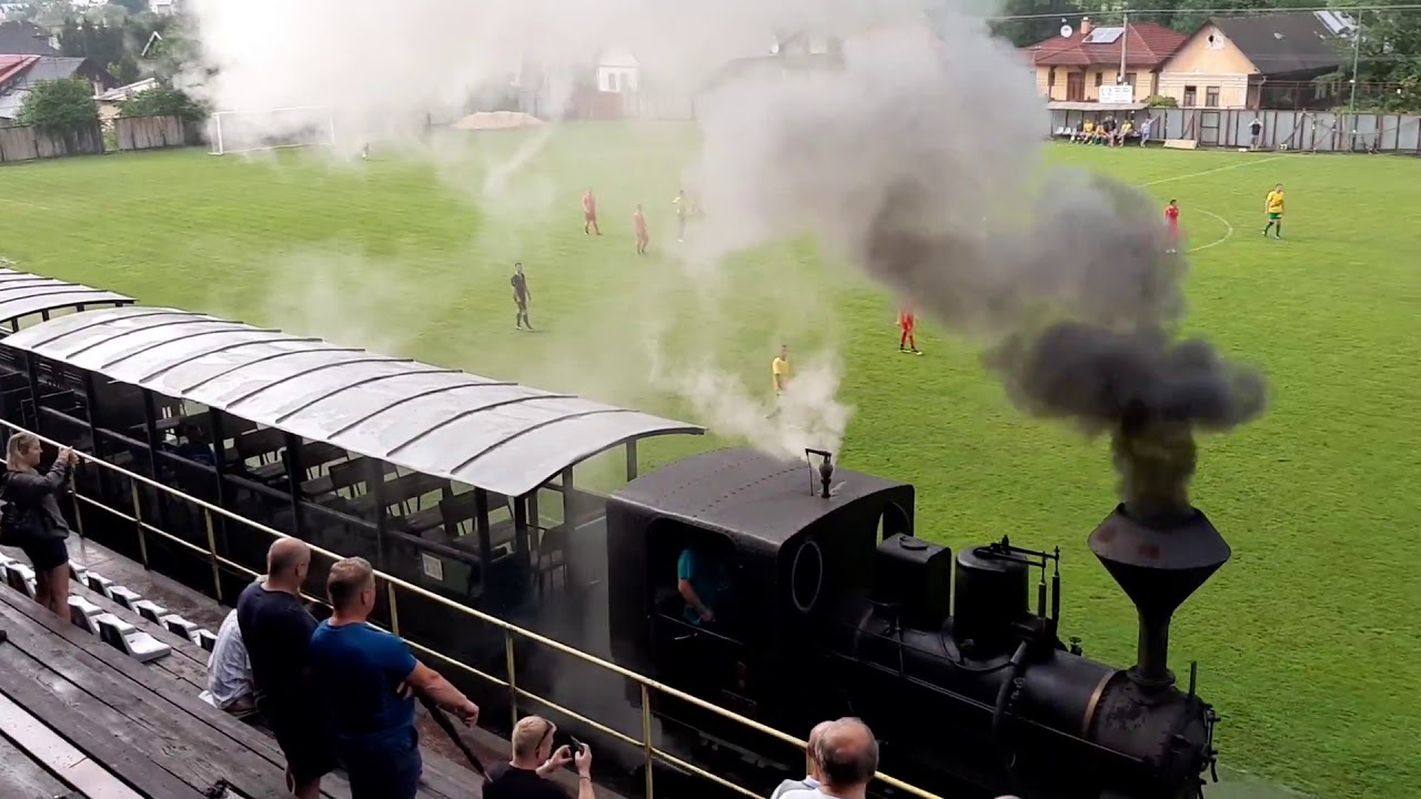 Hier f&auml;hrt eine Dampflok durch das Stadion - Groundhopping in der Slowakei
