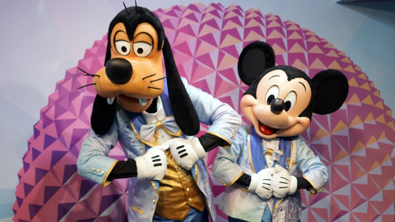 Мы встречаем Микки и Гуфи в Disney Visa Character Spot в EPCOT, где они одеты в наряды к своему 5...