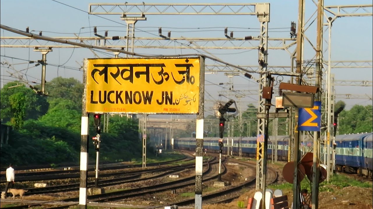 Arriving Lucknow Junction : Spotting Lucknow Mail