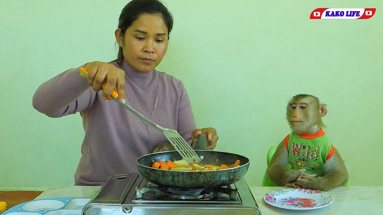 Smart Little Kako Waiting Mom Stir Fry Vegetable