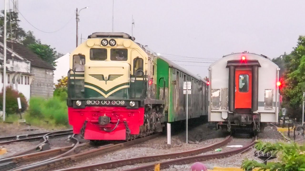 NASIB KERETA LOKAL DIHAJAR SILANG DENGAN KERETA BARANG‼️PERSILANGAN KERETA API SORE DI STASIUN TALUN