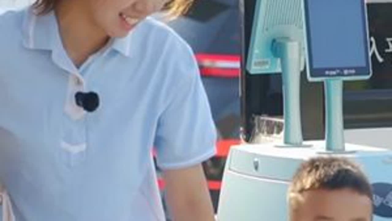 #开学第一天 小二班的一天充满了欢声笑语与小惊喜！究竟孩子们在这一天里，是怎样玩游戏、学知识、交朋友的？一起走进他们的幼儿园日常一探究竟～