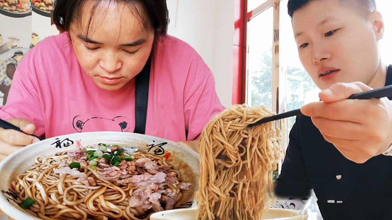 СестраМяо очарована закусками Shaxian, и она пристрастилась к ним с помощью XiaoZhu Jia Ma Jia Spicy