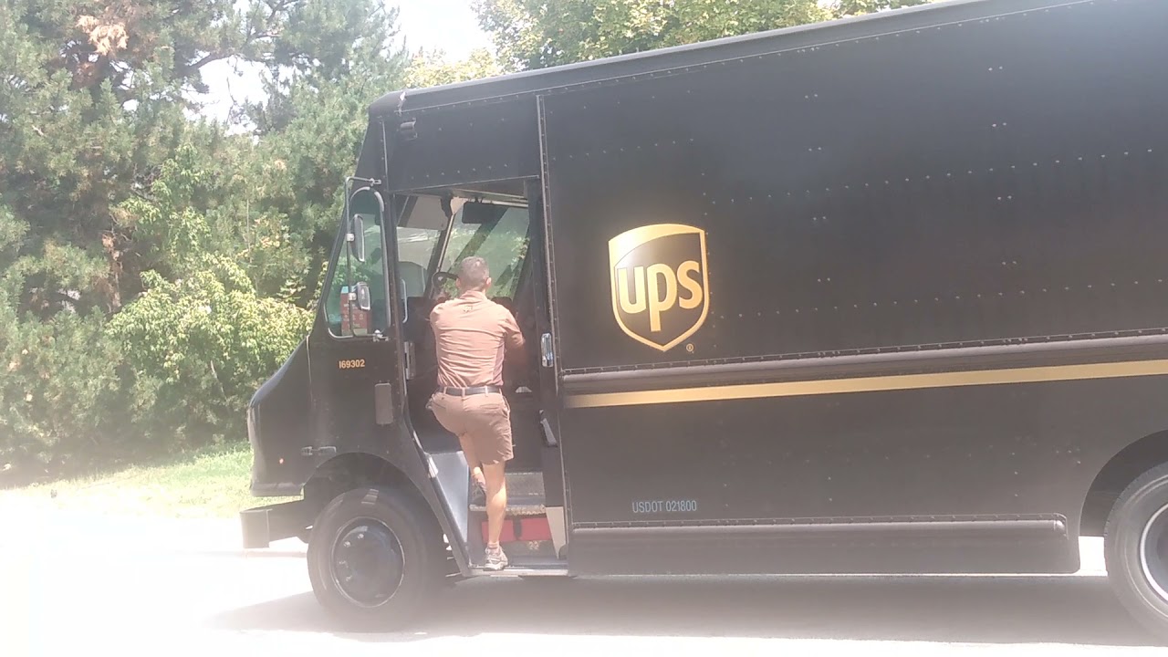 169302 UPS truck