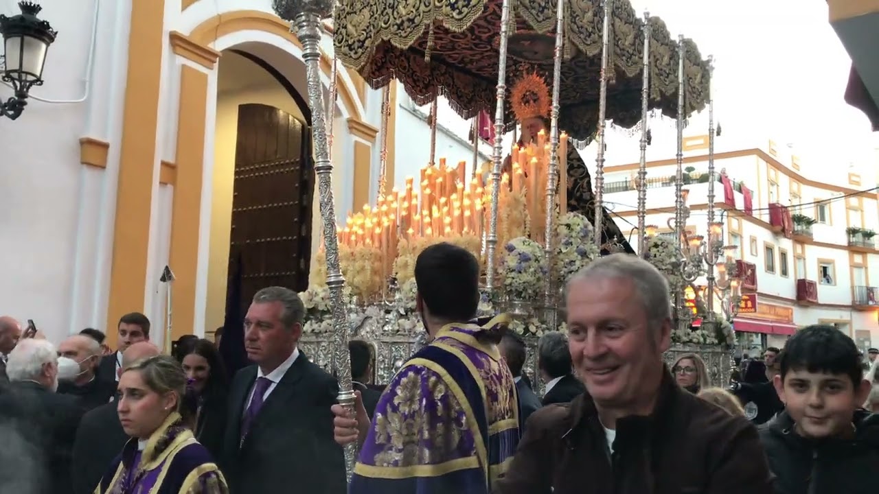 Nuestra Señora de los Dolores La Algaba  En la Iglesia y estrechez