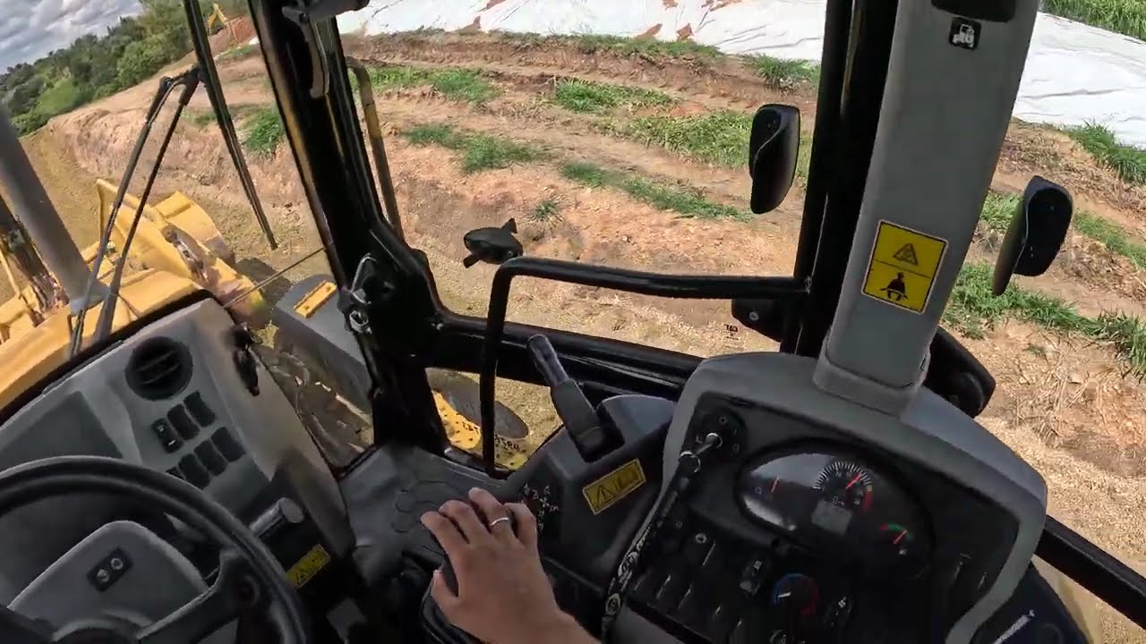 FAZENDO SILO COM RETROESCAVADEIRA CATERPILLAR 416