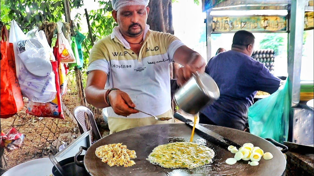 Roadside World's Biggest Egg Paplet | Montu Omlet Centre | Egg Street Food | Indian Street Food