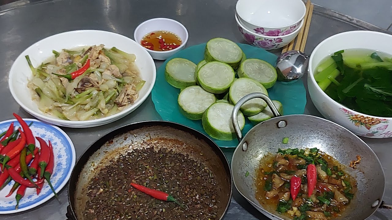 Bữa cơm gia đình cực ngon bầu luộc chấm tép mỡ kho Quẹt và củ kiệu xào thịt gà 
