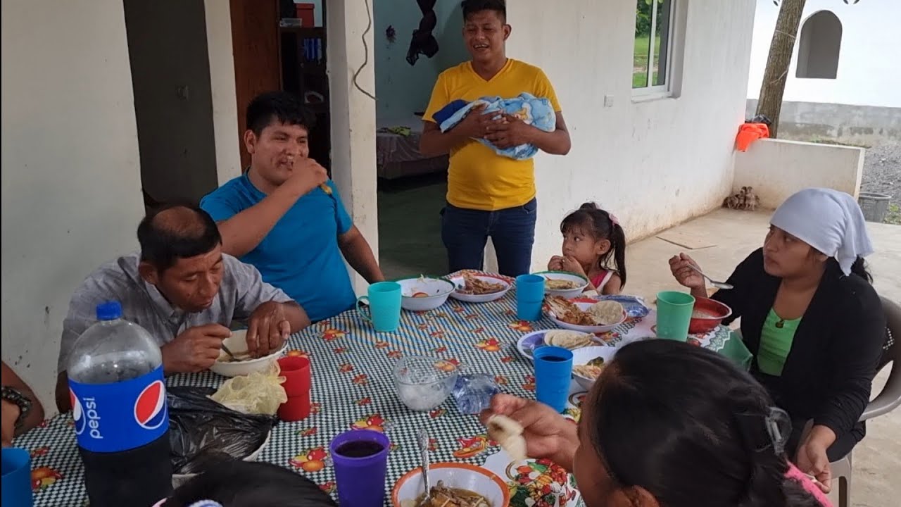 En lo que YOVANI cuida al Bebé👨‍🍼😍 MANUELA así Disfruta Su Rico Almuerzo Caldo de GALLINA😋😱🎊