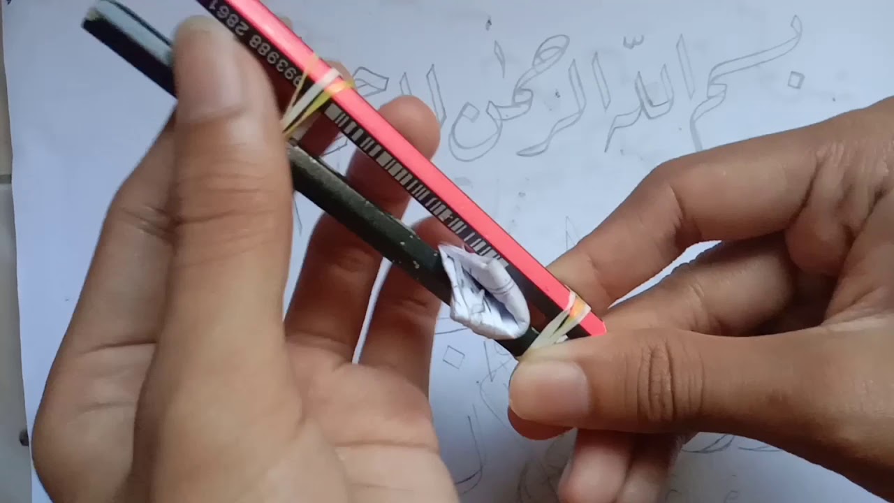 Cara merakit dua pensil untuk menulis kaligrafi