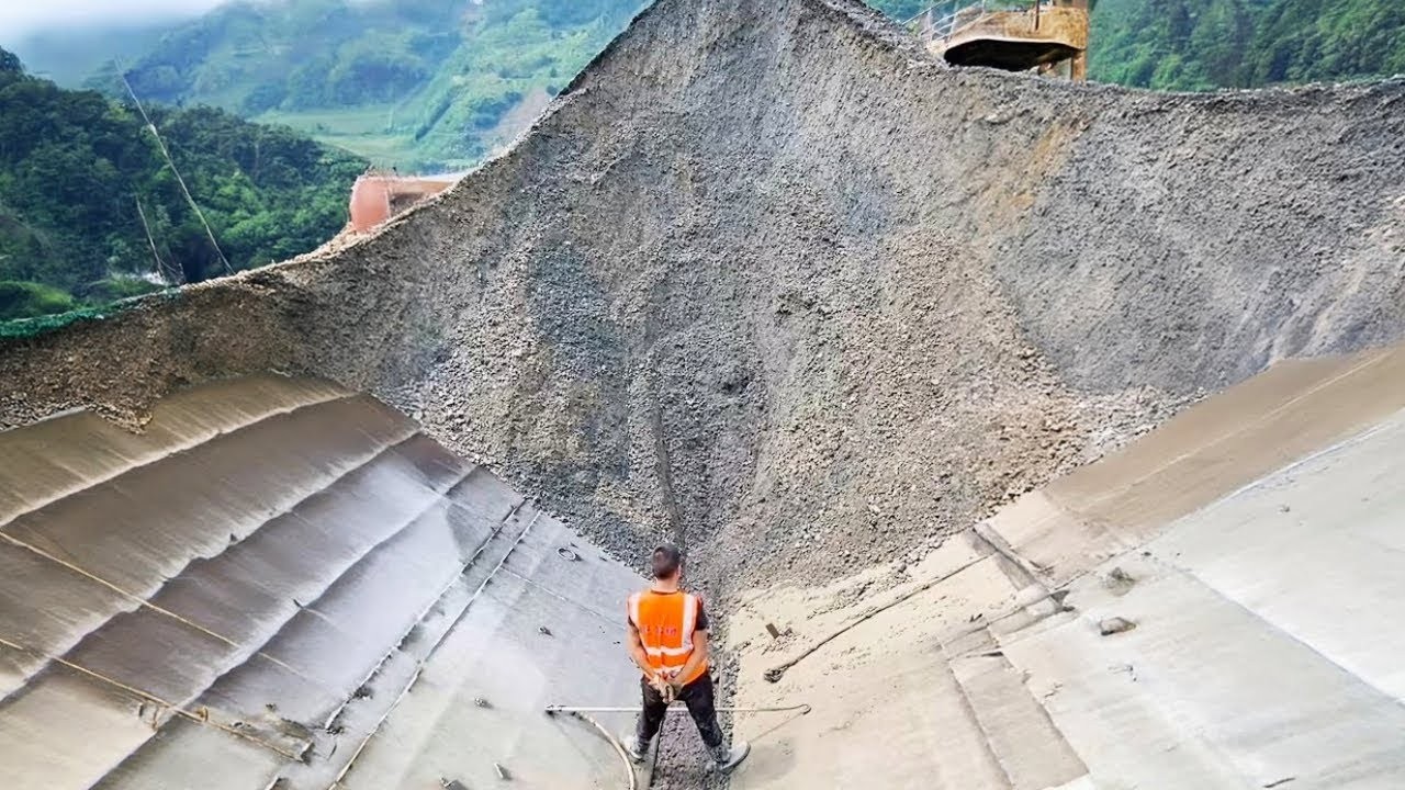 Barge Unloading Over 2000 Tons Of Cobblestone And Crushed Or#decompression  #Unloading #Sandship