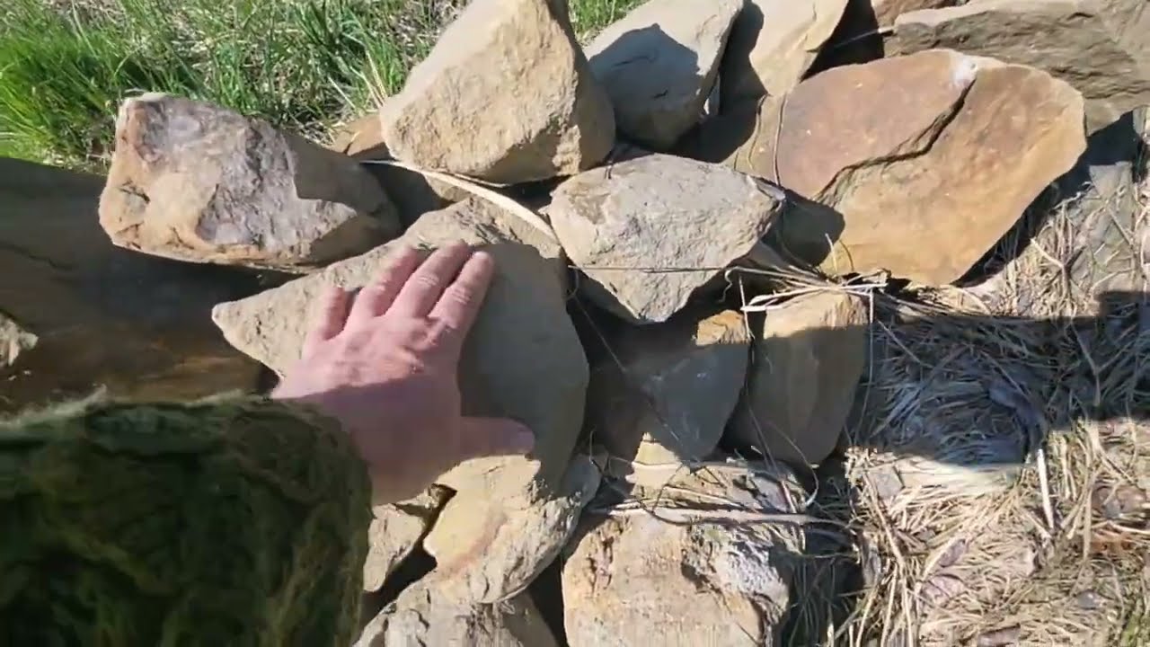 Suchy (czyli bez zaprawy) naturalny mur z piaskowca w dzikim ogrodzie