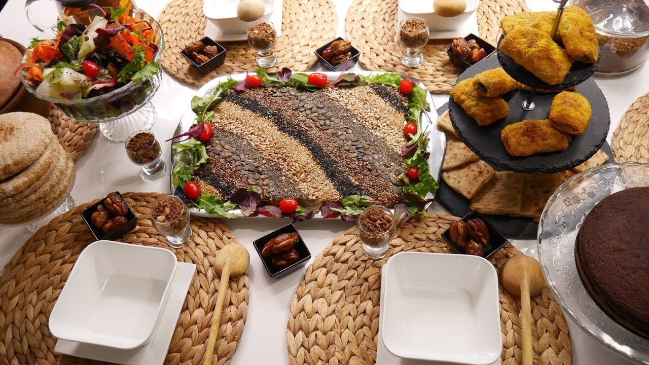 مائدة افطار رمضانية متنوعة /كيكة الباربة /مسمن السبانخ /مسمنة معمرة بالخضر/شوربة الفلفة الحمراء