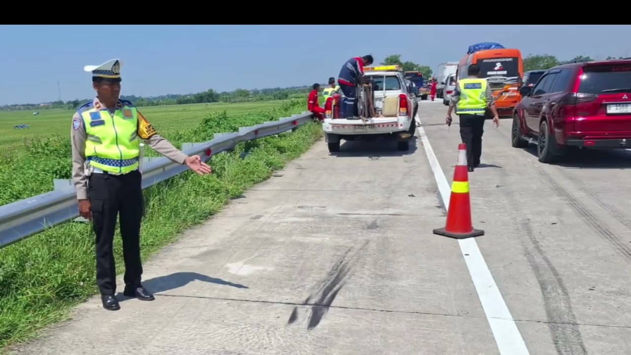 KECELAKAAN BERUNTUN DI TOL PEMALANG, DUA KENDARAAN PEMUDIK RUSAK DAN DUA LUKA - LUKA
