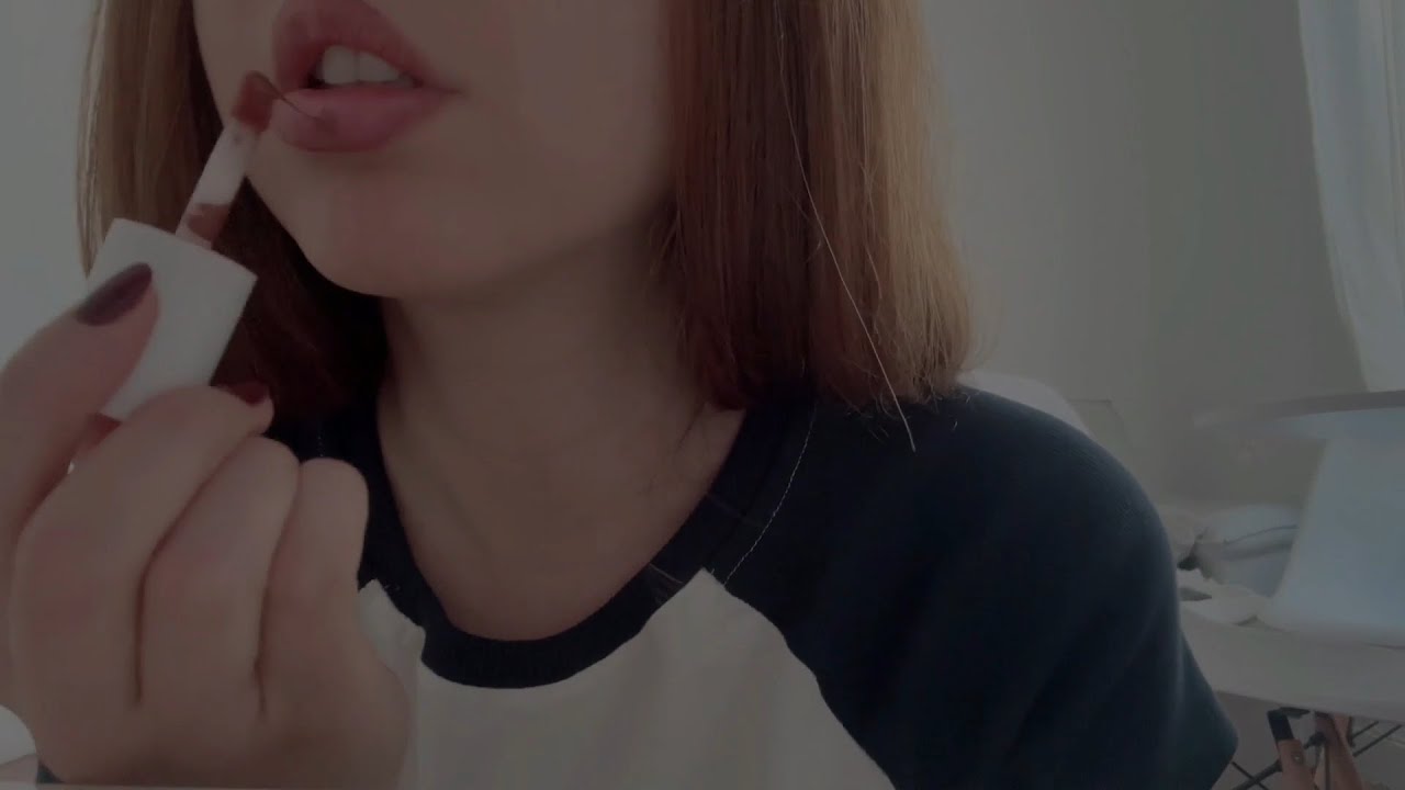 Asmr lipgloss and kisses sounds- closeup