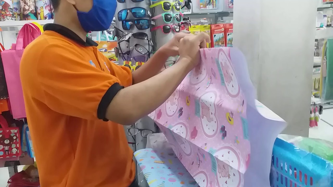 Cara bungkus kado dengan cepat